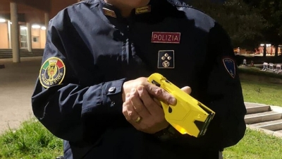 Fugge con l'auto poi viene colpito con il taser, due poliziotti feriti