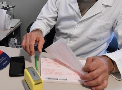 Fa il giro delle farmacie con ricette false, denunciato