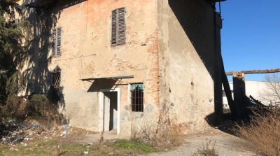 Trovati irregolari e bisognosi d'aiuto in casolare abbandonato