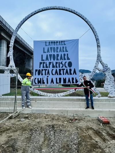 Ascoli Piceno - Inaugurato il monumento all'imbocco della Superstrada, ma era uno scherzo