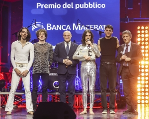 Androgynus incanta Musicultura e vince il Premio del Pubblico Banca Macerata  Oggi si esibirà il primo dei quattro marchigiani in gara: Atarde di Ancona