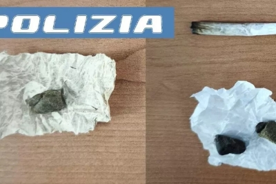 Irruzione nella casa occupata: sorpresi sei ragazzi, uno con hashish