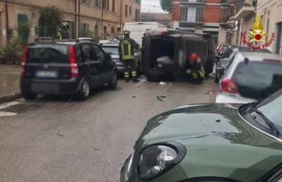 Rocambolesco incidente a Civitanova, Suv si ribalta