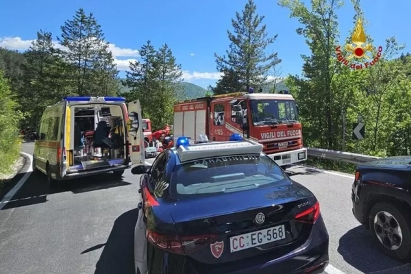 Motociclista cade e finisce in una scarpata, deceduto 70enne