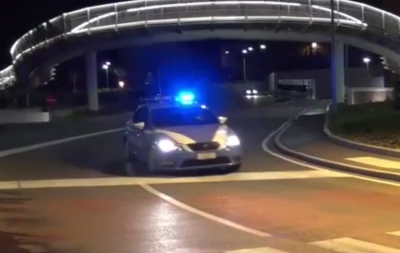 Inseguimento sulla Ss16, auto in fuga bloccata dalla Polizia