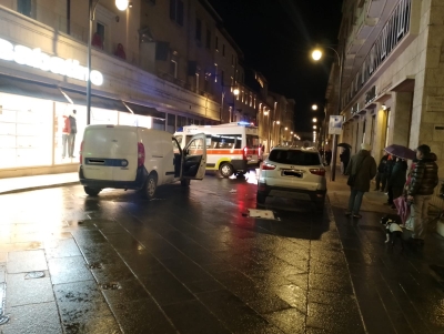 Ascoli Piceno - Coppia investita da un furgoncino, 61enne in gravi condizioni