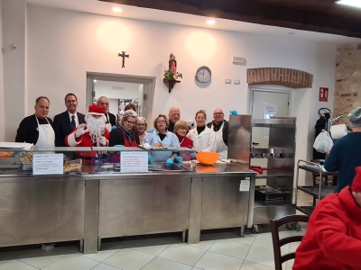 Ascoli Piceno - Pranzo di Natale alla Zarepta, anche Babbo Natale ha salutato gli ospiti bisognosi