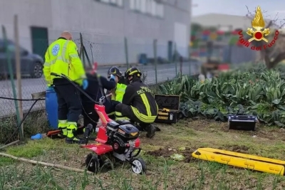 Rimane incastrato nelle lame della motozappa, ferito agricoltore