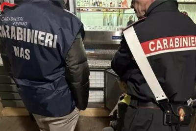 Escrementi e topi morti nell'ortofrutta, scattano i sigilli