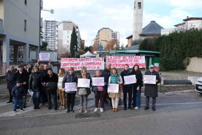 Ascoli Piceno - Cambio di cappellano deciso dal vescovo, protesta davanti all'ospedale