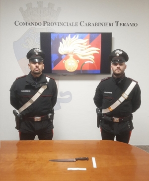 Teramo, denunciato un uomo per porto abusivo di arma da taglio e danneggiamento di autoveicoli in sosta