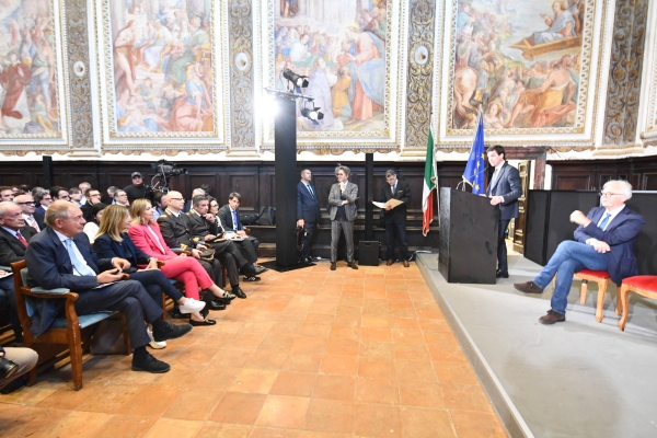 IL MINISTRO URSO A FABRIANO CON IL PRESIDENTE ACQUAROLI PER PARLARE DI LAVORO, SVILUPPO E IMPRESE
