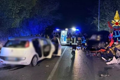Carambola tra auto: tre feriti, uno soccorso dall'eliambulanza