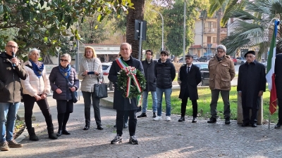 Giorno del Ricordo delle vittime Foibe, il sindaco Spazzafumo depone una corona d’allora ai piedi della targa