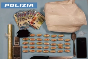 Consegna di droga notata da un agente fuori servizio, arrestati