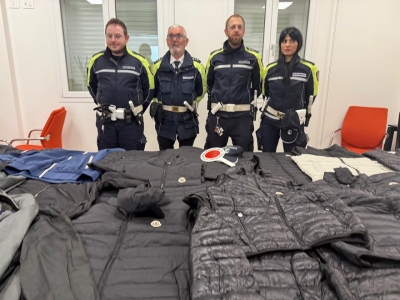 Lotta al fenomeno dell'abusivismo commerciale, sequestrati numerosi capi di abbigliamento contraffatti
