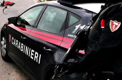 Rubano il cellulare e tentano l'estorsione, due denunciati