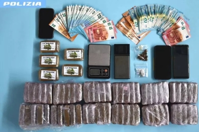 Sequestrati 7 kg di hashish, due uomini e una donna in manette