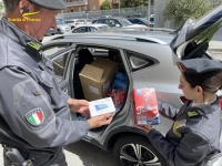In auto con mezzo milione articoli per fumatori di contrabbando