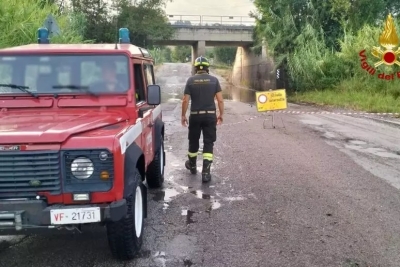Bloccato in un sottopasso allagato, autovettura rimorchiata