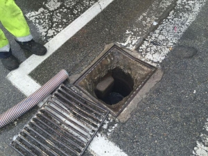 Ignoti trafugano le griglie delle caditoie nel quartiere Agraria, i colpevoli hanno già un volto