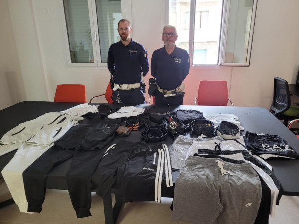 Sequestrato dalla Polizia Locale un consistente quantitativo di capi di abbigliamento contraffatti