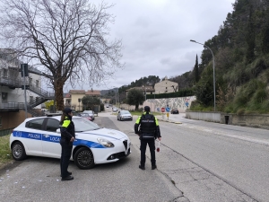 Fermato dalla Polizia Locale, fugge per sottrarsi al controllo: gli agenti lo ammanettano