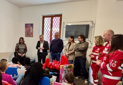 “Pasqua in Rosso” porta doni ai bambini dell’ospedale e alla casa famiglia “Santa Gemma”