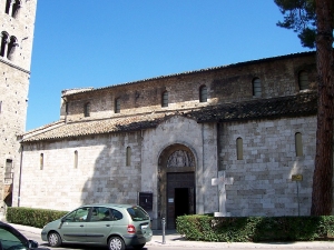 Ascoli Piceno - Rissa e parolacce, attimi di tensione tra due giovani in pieno centro