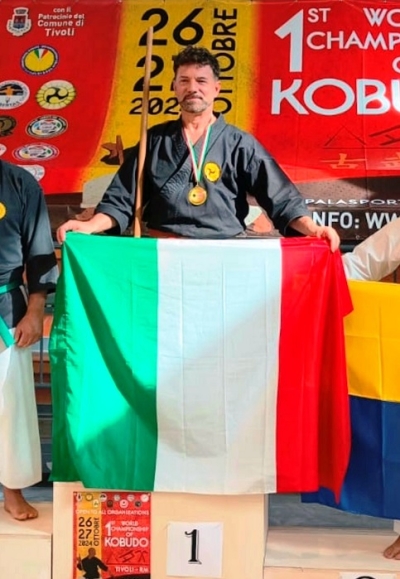 L’atleta albense Sandro Pavoni si è laureato campione del mondo nella categoria Master di kobudo nell'arma Bo (bastone)