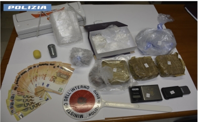 In casa aveva un “supermercato” della droga: in arresto un 27enne