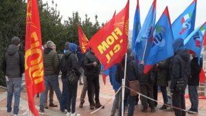 Continua il travaglio per i lavoratori della Fedrigoni e della IMR, ex Caterpillar
