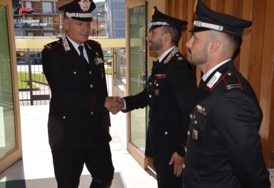 Il Generale di Brigata Salvatore Cagnazzo saluta i Carabinieri del Comando Provinciale di Ascoli Piceno.