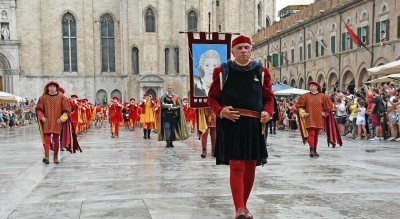 Ascoli Piceno - Quintana: bandiere nelle vie cittadine per celebrare il Settantennale
