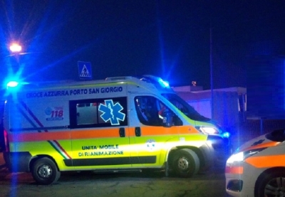Accusa un malore alla guida della sua auto e si schianta contro un palo dell'illuminazione