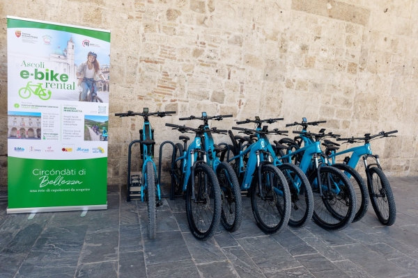 Inaugurato il nuovo "Ascoli e-Bike rental", 12 city bike elettriche a disposizione di cittadini e visitatori presso il Punto Informazioni Turistiche