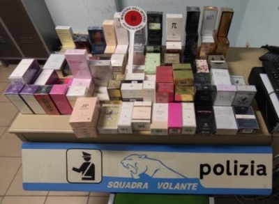 Trasportava profumi contraffatti per la vendita: fermato dalla Polizia