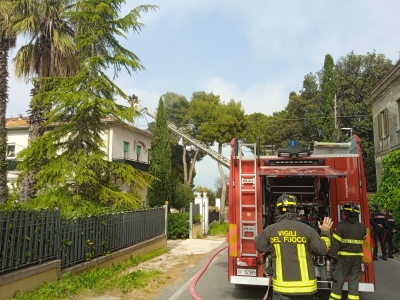 A Giulianova a fuoco il sottotetto dell&#039;edificio a due piani in via Veneto