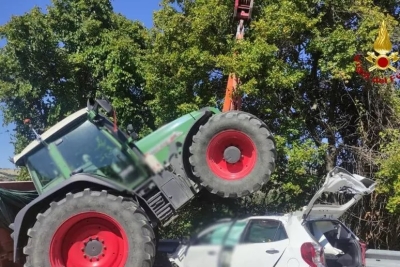 Trattore invade la corsia e piomba sopra un' auto, ferita la donna a bordo