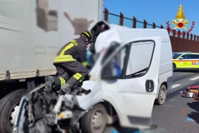 Tragico scontro tra autocarro e furgone sull'A14, un morto e un ferito