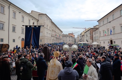 Ascoli Piceno - Festa di Sant'Antonio, tanti animali in centro per ricevere la benedizione