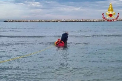 Bloccato in mare nella sabbia, soccorso dai Vigili del Fuoco