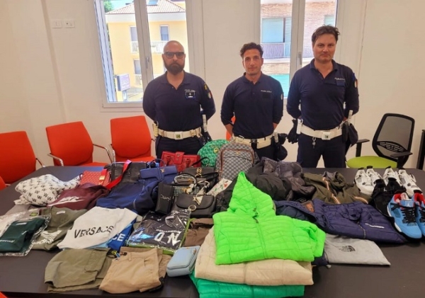 Vesperini: "E' in atto un piano speciale contro l’abusivismo commerciale, volto a contrastare il fenomeno della vendita di materiale contraffatto sul territorio"