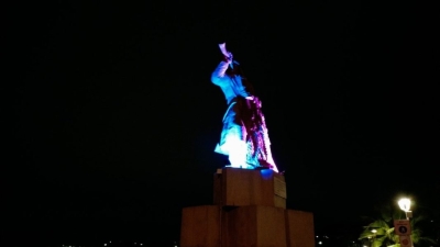 ll Monumento al Pescatore si illumina per la lotta contro la Sclerodermia