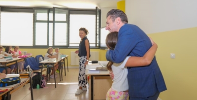 Ascoli Piceno - Prima campanella per gli studenti, primi disagi lungo le strade: Fioravanti in visita alle scuole
